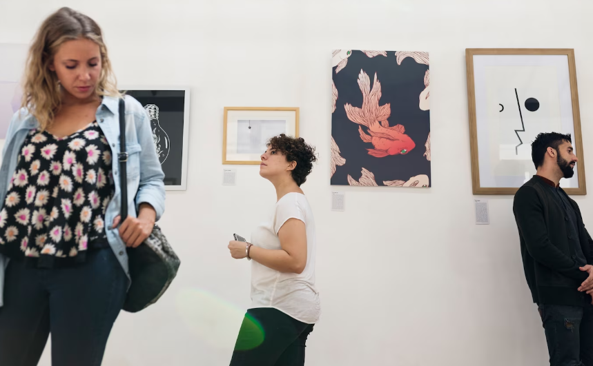 Revigorer l’environnement de l’entreprise : le pouvoir des expositions d’art sur le lieu de travail